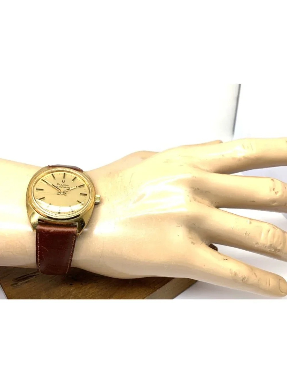 Bulova Accutron 2180 Men's Watch Vintage 1970's Quartz 7304-4 Gold Steel 35mm